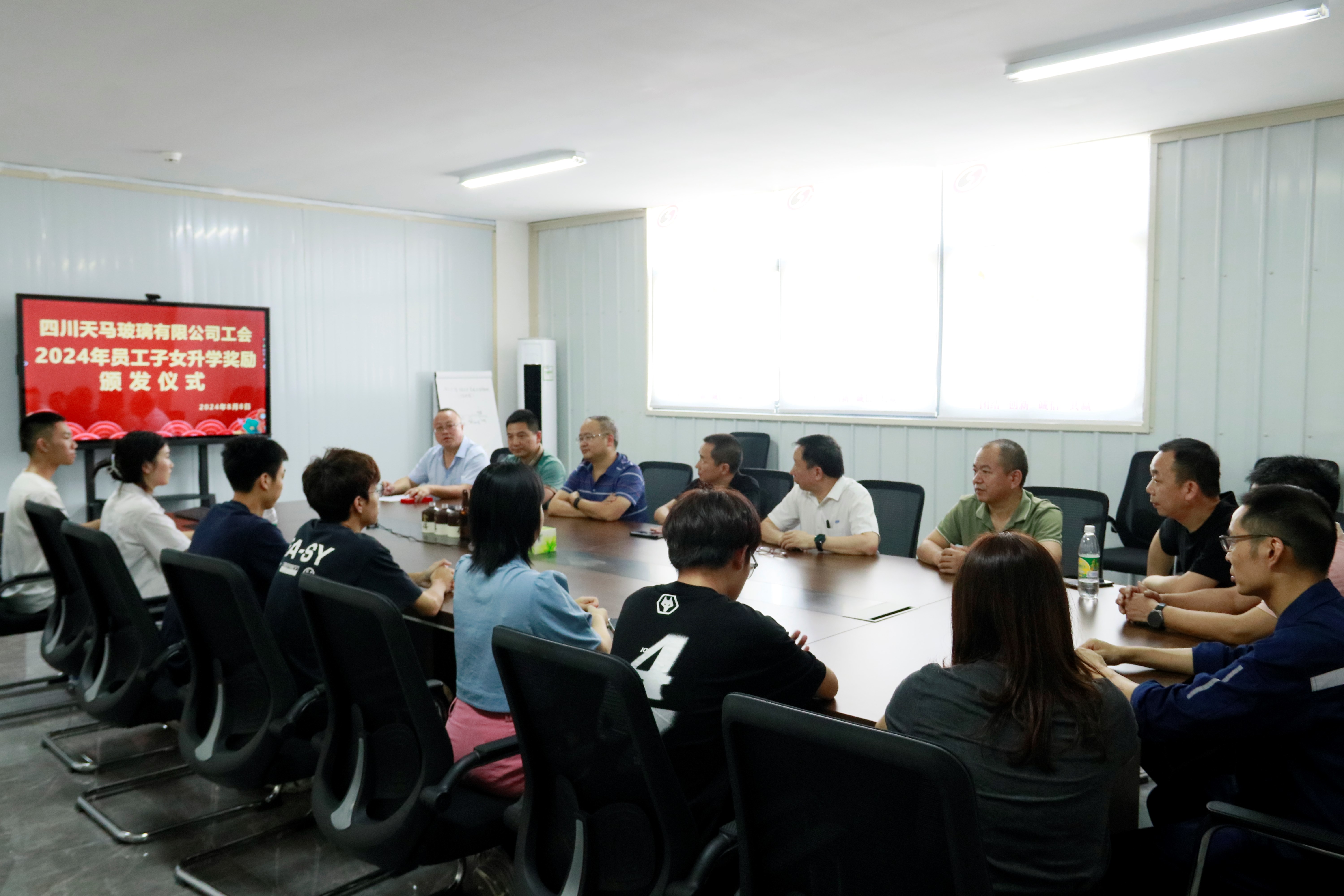 有爱更有希望  有爱更有力量——四川今年会组织员工子女开展金秋助学活动(图1) 有爱更有希望  有爱更有力量——四川今年会组织员工子女开展金秋助学活动(图1)